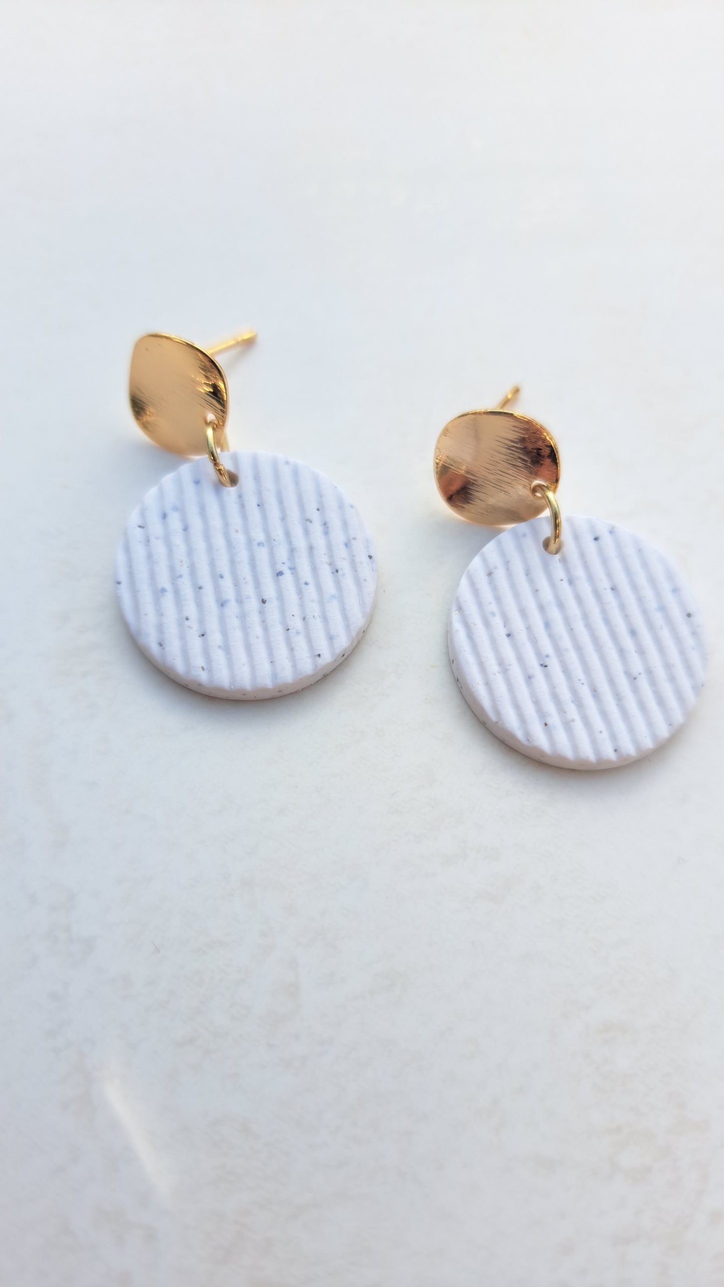 LUNA 2 stonewhite/gold Rillenprägung